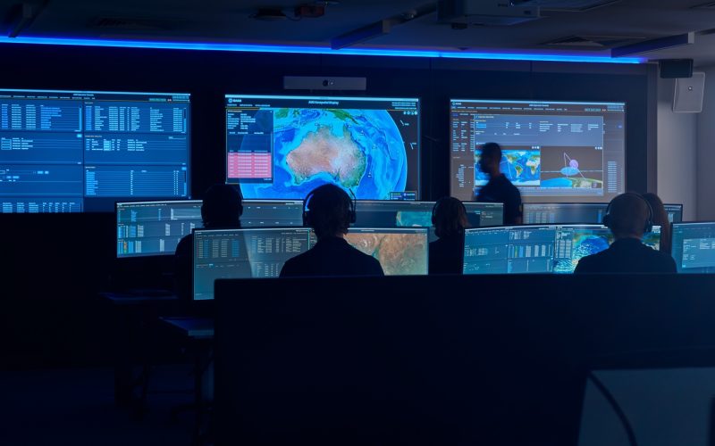 Saab hat mit dem Allied Mission System (AMS) eine cloudbasierte Softwareplattform vorgestellt, die Weltraumlagebild, Missionsmanagement und Führungsfunktionen in einem System zusammenführt. Die in Australien entwickelte Lösung soll weltweit als Software as a Service angeboten werden.