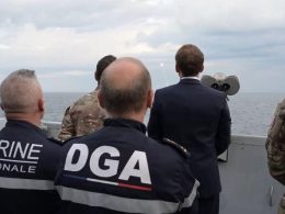 Das französische Raketen-U-Boot „Le Vigilant“ hat am 6. Oktober 2026 vor der bretonischen Küste erstmals eine strategische Rakete der Version M51.3 von See aus gestartet. Der Abnahmeschuss ohne nuklearen Gefechtskopf bestätigt nach Angaben der Rüstungsbehörde DGA die Einsatzfähigkeit des Waffensystems nach der Werftliegezeit des Bootes.