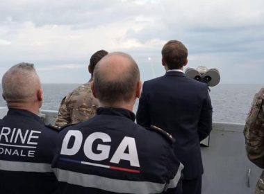 Das französische Raketen-U-Boot „Le Vigilant“ hat am 6. Oktober 2026 vor der bretonischen Küste erstmals eine strategische Rakete der Version M51.3 von See aus gestartet. Der Abnahmeschuss ohne nuklearen Gefechtskopf bestätigt nach Angaben der Rüstungsbehörde DGA die Einsatzfähigkeit des Waffensystems nach der Werftliegezeit des Bootes.