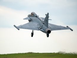 Der erste außerhalb Schwedens gebaute Gripen E ist am 6. Oktober 2026 im brasilianischen Gavião Peixoto zu seinem Erstflug gestartet. Nach Abschluss der Abnahmeflüge soll das Flugzeug an die brasilianische Luftwaffe übergeben werden.