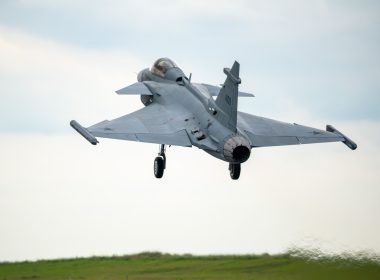 Der erste außerhalb Schwedens gebaute Gripen E ist am 6. Oktober 2026 im brasilianischen Gavião Peixoto zu seinem Erstflug gestartet. Nach Abschluss der Abnahmeflüge soll das Flugzeug an die brasilianische Luftwaffe übergeben werden.