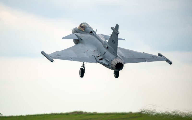 Der erste außerhalb Schwedens gebaute Gripen E ist am 6. Oktober 2026 im brasilianischen Gavião Peixoto zu seinem Erstflug gestartet. Nach Abschluss der Abnahmeflüge soll das Flugzeug an die brasilianische Luftwaffe übergeben werden.
