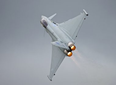 Erstmals haben Eurofighter Typhoon der Royal Air Force an einer französischen Nuklearübung teilgenommen. Bei der Übung „Rummy“ am 20. und 21. Oktober 2026 begleiteten sie französische Rafale über dem Mittelmeer bei einem simulierten nuklearen Angriffsauftrag.