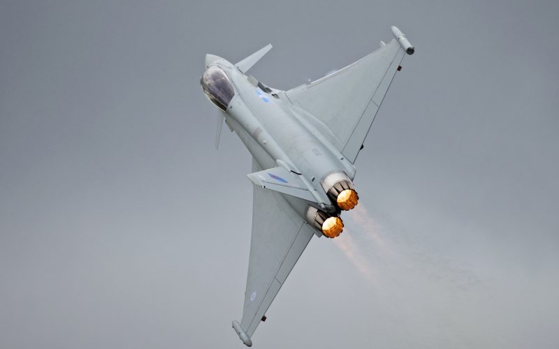 Erstmals haben Eurofighter Typhoon der Royal Air Force an einer französischen Nuklearübung teilgenommen. Bei der Übung „Rummy“ am 20. und 21. Oktober 2026 begleiteten sie französische Rafale über dem Mittelmeer bei einem simulierten nuklearen Angriffsauftrag.