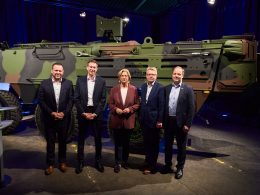 KNDS Deutschland und der finnische Hersteller Patria haben bei einem Arbeitsbesuch im saarländischen Freisen ihre Kooperation im CAVS-Programm bestätigt. Ab Ende 2026 sollen dort die ersten Serienfahrzeuge des Transportpanzers Patria 6x6 für die Bundeswehr ausgerüstet und endmontiert werden