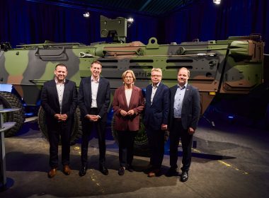 KNDS Deutschland und der finnische Hersteller Patria haben bei einem Arbeitsbesuch im saarländischen Freisen ihre Kooperation im CAVS-Programm bestätigt. Ab Ende 2026 sollen dort die ersten Serienfahrzeuge des Transportpanzers Patria 6x6 für die Bundeswehr ausgerüstet und endmontiert werden
