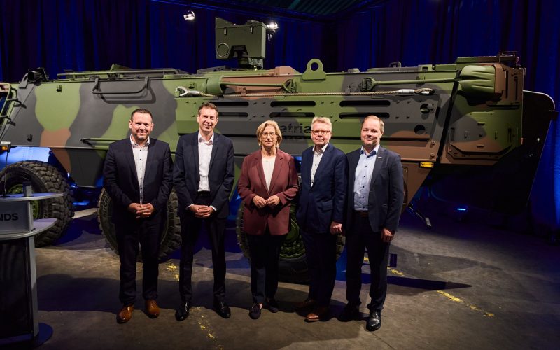 KNDS Deutschland und der finnische Hersteller Patria haben bei einem Arbeitsbesuch im saarländischen Freisen ihre Kooperation im CAVS-Programm bestätigt. Ab Ende 2026 sollen dort die ersten Serienfahrzeuge des Transportpanzers Patria 6x6 für die Bundeswehr ausgerüstet und endmontiert werden