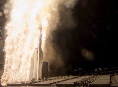 Raytheon hat einen Mehrjahresvertrag über bis zu 6,3 Milliarden US-Dollar für die Fertigung und Instandhaltung von Abfangflugkörpern des Typs SM-3 Block IB erhalten. Der Auftrag soll die im Einsatz verbrauchten Bestände der US-Raketenabwehr wieder auffüllen.