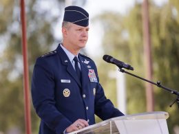 Der Oberste Alliierte Befehlshaber Europa der NATO (SACEUR), General Alexus G. Grynkewich, hat beim Warsaw Security Forum am 12. Oktober 2026 erstmals öffentlich seine „Theory of Victory“ vorgestellt. Sie beschreibt in drei Stufen, wie das Bündnis einen Angriff auf sein Gebiet abwehren würde.