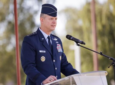 Der Oberste Alliierte Befehlshaber Europa der NATO (SACEUR), General Alexus G. Grynkewich, hat beim Warsaw Security Forum am 12. Oktober 2026 erstmals öffentlich seine „Theory of Victory“ vorgestellt. Sie beschreibt in drei Stufen, wie das Bündnis einen Angriff auf sein Gebiet abwehren würde.