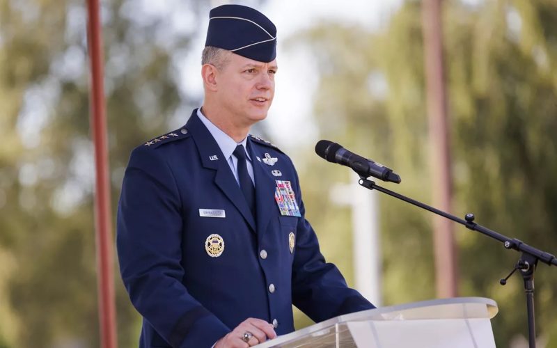 Der Oberste Alliierte Befehlshaber Europa der NATO (SACEUR), General Alexus G. Grynkewich, hat beim Warsaw Security Forum am 12. Oktober 2026 erstmals öffentlich seine „Theory of Victory“ vorgestellt. Sie beschreibt in drei Stufen, wie das Bündnis einen Angriff auf sein Gebiet abwehren würde.