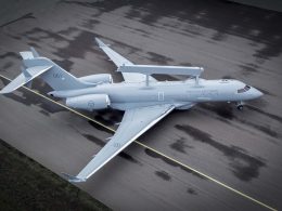 Saab hat das erste von drei GlobalEye-Flugzeugen zur luftgestützten Frühwarnung und Führung für die schwedischen Luftstreitkräfte vorgestellt. Nach Tests und Erstflug soll die Übergabe 2027 erfolgen.