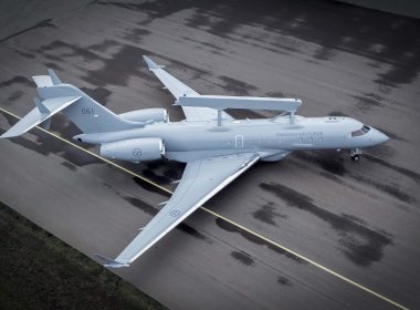 Saab hat das erste von drei GlobalEye-Flugzeugen zur luftgestützten Frühwarnung und Führung für die schwedischen Luftstreitkräfte vorgestellt. Nach Tests und Erstflug soll die Übergabe 2027 erfolgen.