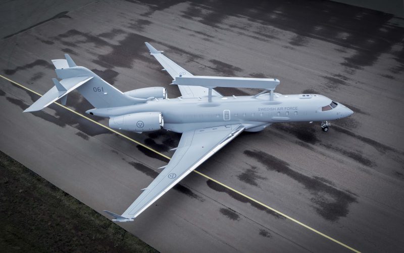 Saab hat das erste von drei GlobalEye-Flugzeugen zur luftgestützten Frühwarnung und Führung für die schwedischen Luftstreitkräfte vorgestellt. Nach Tests und Erstflug soll die Übergabe 2027 erfolgen.