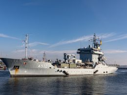 Der Tender „Mosel“ ist am 5. Oktober 2026 in seinen Heimathafen Kiel zurückgekehrt. Das Schiff war zunächst für die NATO im Mittelmeer eingesetzt und wurde anschließend für eine mögliche Mission in der Straße von Hormus vorausstationiert.