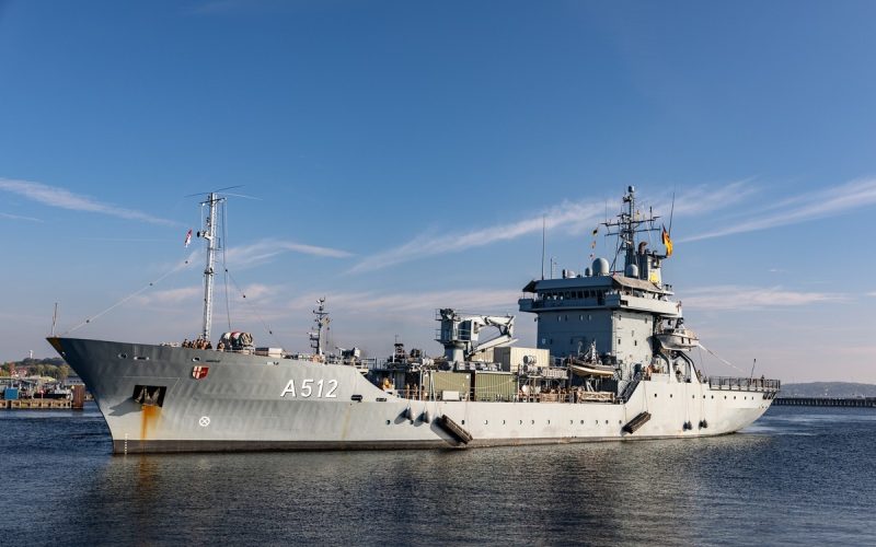 Der Tender „Mosel“ ist am 5. Oktober 2026 in seinen Heimathafen Kiel zurückgekehrt. Das Schiff war zunächst für die NATO im Mittelmeer eingesetzt und wurde anschließend für eine mögliche Mission in der Straße von Hormus vorausstationiert.