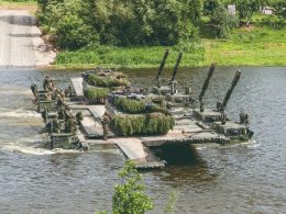 Das von der OCCAR geführte deutsch-britische Programm Wide Wet Gap Crossing (WWGC) hat seine vorläufige Designprüfung abgeschlossen. Damit beginnt die Detailkonstruktion des neuen amphibischen Brücken- und Fährsystems, das ab Anfang der 2030er-Jahre die bisherigen M3-Fahrzeuge ersetzen soll.