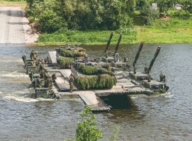 Das von der OCCAR geführte deutsch-britische Programm Wide Wet Gap Crossing (WWGC) hat seine vorläufige Designprüfung abgeschlossen. Damit beginnt die Detailkonstruktion des neuen amphibischen Brücken- und Fährsystems, das ab Anfang der 2030er-Jahre die bisherigen M3-Fahrzeuge ersetzen soll.