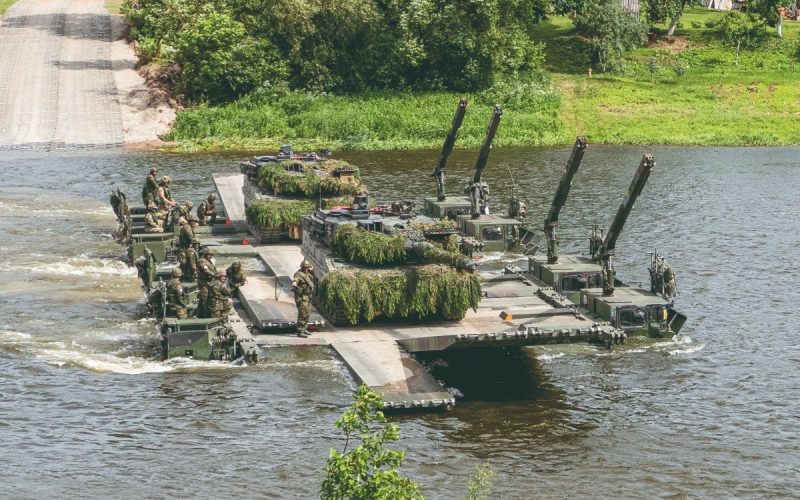 Das von der OCCAR geführte deutsch-britische Programm Wide Wet Gap Crossing (WWGC) hat seine vorläufige Designprüfung abgeschlossen. Damit beginnt die Detailkonstruktion des neuen amphibischen Brücken- und Fährsystems, das ab Anfang der 2030er-Jahre die bisherigen M3-Fahrzeuge ersetzen soll.