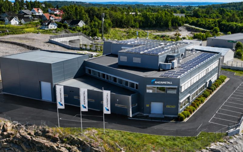 Die Rheinmetall-Tochter Rheinmetall Nordic AS hat am 1. Oktober 2026 einen neuen Standort in Skoppum in Betrieb genommen. Dort bündelt das Unternehmen Entwicklung, Fertigung, Systemintegration und Kundenbetreuung auf rund 4.600 Quadratmetern.