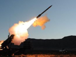 Lockheed Martin hat Boeing mit dem Ausbau der Produktion und der Lieferung von Suchköpfen für den Patriot-Abfangflugkörper PAC-3 MSE beauftragt. Der vorläufige Vertrag hat ein Volumen von rund 14,7 Milliarden US-Dollar und eine Laufzeit von sieben Jahren.