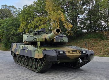 KNDS Deutschland und das norwegische Unternehmen RITEK haben am 15. Oktober 2026 in Levanger die Fertigung des Kampfpanzers Leopard 2 A8 aufgenommen. Am neuen Standort entstehen 37 der 54 Panzer, die Norwegen für sein Heer bestellt hat.