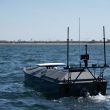 Die Flensburg Technology Systems GmbH (FTS) hat ihr unbemanntes Überwasserfahrzeug JOKER bei der multinationalen Erprobungsübung REPMUS 2026 in Portugal vorgeführt. Das System ist nach Unternehmensangaben für Präzisionsangriffe, Abwehraufgaben und maritime Aufklärung ausgelegt.