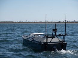 Die Flensburg Technology Systems GmbH (FTS) hat ihr unbemanntes Überwasserfahrzeug JOKER bei der multinationalen Erprobungsübung REPMUS 2026 in Portugal vorgeführt. Das System ist nach Unternehmensangaben für Präzisionsangriffe, Abwehraufgaben und maritime Aufklärung ausgelegt.