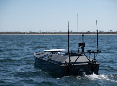 Die Flensburg Technology Systems GmbH (FTS) hat ihr unbemanntes Überwasserfahrzeug JOKER bei der multinationalen Erprobungsübung REPMUS 2026 in Portugal vorgeführt. Das System ist nach Unternehmensangaben für Präzisionsangriffe, Abwehraufgaben und maritime Aufklärung ausgelegt.