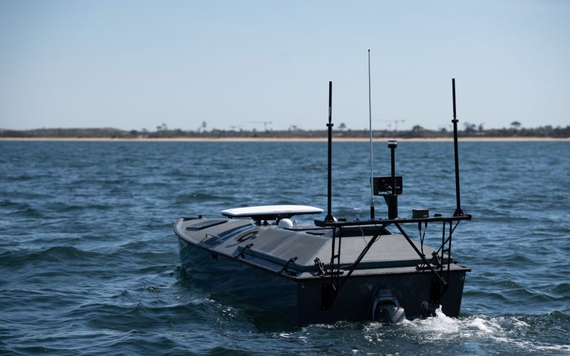Die Flensburg Technology Systems GmbH (FTS) hat ihr unbemanntes Überwasserfahrzeug JOKER bei der multinationalen Erprobungsübung REPMUS 2026 in Portugal vorgeführt. Das System ist nach Unternehmensangaben für Präzisionsangriffe, Abwehraufgaben und maritime Aufklärung ausgelegt.