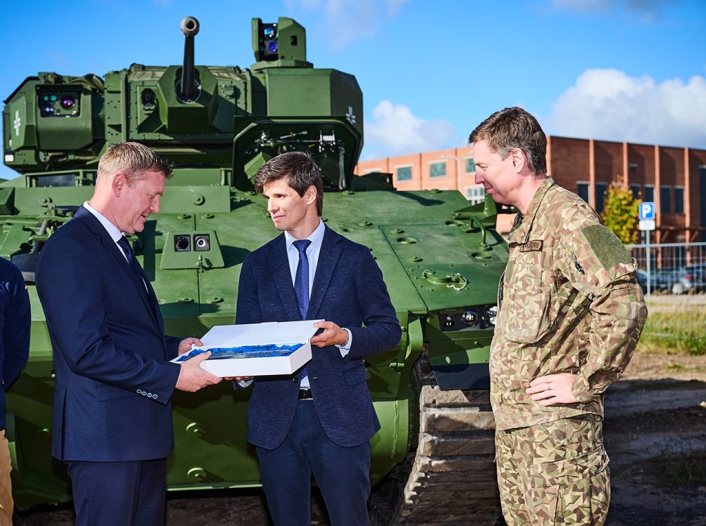 Die lettischen Streitkräfte haben den ersten im Land montierten Schützenpanzer Hunter von GDELS-Santa Bárbara Sistemas erhalten. Bis 2029 sollen insgesamt 84 Fahrzeuge auf Basis der ASCOD-Plattform ausgeliefert werden.