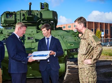 Die lettischen Streitkräfte haben den ersten im Land montierten Schützenpanzer Hunter von GDELS-Santa Bárbara Sistemas erhalten. Bis 2029 sollen insgesamt 84 Fahrzeuge auf Basis der ASCOD-Plattform ausgeliefert werden.