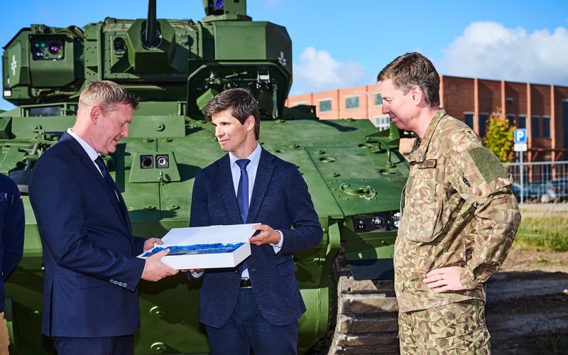 Die lettischen Streitkräfte haben den ersten im Land montierten Schützenpanzer Hunter von GDELS-Santa Bárbara Sistemas erhalten. Bis 2029 sollen insgesamt 84 Fahrzeuge auf Basis der ASCOD-Plattform ausgeliefert werden.