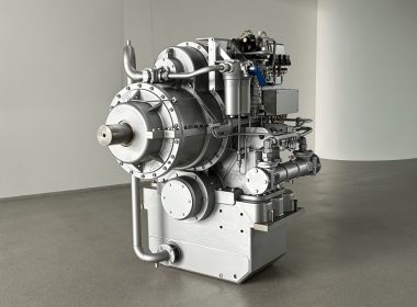 Die RENK Group stellt auf der Euronaval 2026 in Paris erstmals ihr maritimes Portfolio im Rahmen ihrer Innovationsagenda NextGen Mobility vor. Im Mittelpunkt stehen Antriebe für mittelgroße unbemannte Überwasserfahrzeuge sowie ein neuer Auftrag von Saab für Stromerzeugungssysteme in U-Booten.