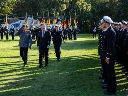 Konteradmiral Wilhelm Tobias Abry ist neuer Inspekteur der Marine. Generalinspekteur Carsten Breuer übergab das Kommando an der Marineschule Mürwik in Flensburg, Vizeadmiral Jan Christian Kaack tritt nach gut vier Jahren an der Spitze der Teilstreitkraft in den Ruhestand.
