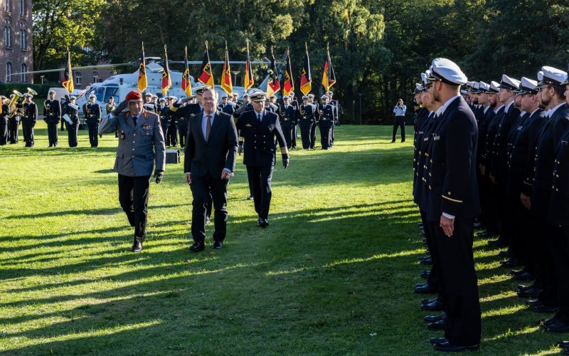 Konteradmiral Wilhelm Tobias Abry ist neuer Inspekteur der Marine. Generalinspekteur Carsten Breuer übergab das Kommando an der Marineschule Mürwik in Flensburg, Vizeadmiral Jan Christian Kaack tritt nach gut vier Jahren an der Spitze der Teilstreitkraft in den Ruhestand.