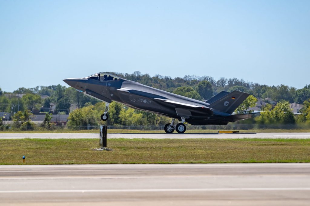Die erste F-35A der Luftwaffe ist auf der Ebbing Air National Guard Base im US-Bundesstaat Arkansas gelandet. Dort beginnt nun die Ausbildung deutscher Piloten und Techniker am realen Flugzeug.