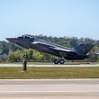 Die erste F-35A der Luftwaffe ist auf der Ebbing Air National Guard Base im US-Bundesstaat Arkansas gelandet. Dort beginnt nun die Ausbildung deutscher Piloten und Techniker am realen Flugzeug.