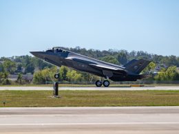 Die erste F-35A der Luftwaffe ist auf der Ebbing Air National Guard Base im US-Bundesstaat Arkansas gelandet. Dort beginnt nun die Ausbildung deutscher Piloten und Techniker am realen Flugzeug.