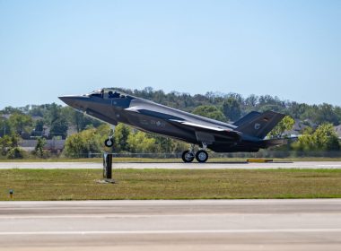 Die erste F-35A der Luftwaffe ist auf der Ebbing Air National Guard Base im US-Bundesstaat Arkansas gelandet. Dort beginnt nun die Ausbildung deutscher Piloten und Techniker am realen Flugzeug.