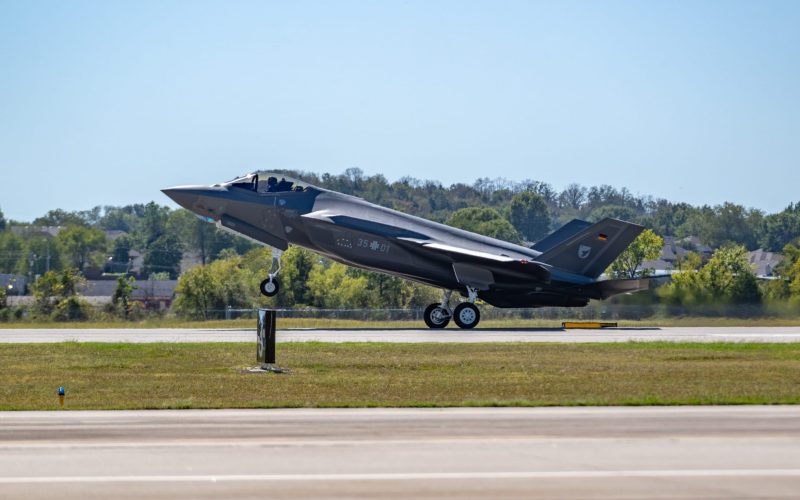 Die erste F-35A der Luftwaffe ist auf der Ebbing Air National Guard Base im US-Bundesstaat Arkansas gelandet. Dort beginnt nun die Ausbildung deutscher Piloten und Techniker am realen Flugzeug.