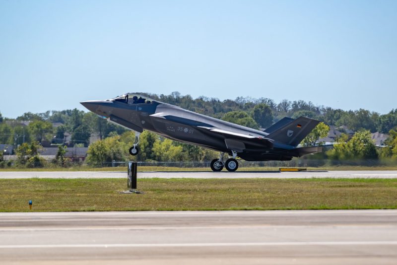 Die erste F-35A der Luftwaffe ist auf der Ebbing Air National Guard Base im US-Bundesstaat Arkansas gelandet. Dort beginnt nun die Ausbildung deutscher Piloten und Techniker am realen Flugzeug.