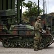 Die Luftwaffe hat das leichte Flugabwehrsystem (leFlaSys) mit dem Waffenträger Ozelot an das Heer übergeben. Das System soll den Nahbereichsschutz der Landstreitkräfte sichern, bis neue Flugabwehrsysteme verfügbar sind.