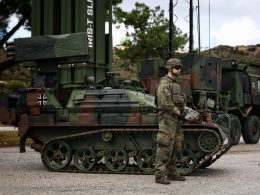 Die Luftwaffe hat das leichte Flugabwehrsystem (leFlaSys) mit dem Waffenträger Ozelot an das Heer übergeben. Das System soll den Nahbereichsschutz der Landstreitkräfte sichern, bis neue Flugabwehrsysteme verfügbar sind.