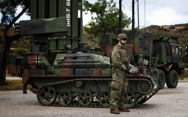 Die Luftwaffe hat das leichte Flugabwehrsystem (leFlaSys) mit dem Waffenträger Ozelot an das Heer übergeben. Das System soll den Nahbereichsschutz der Landstreitkräfte sichern, bis neue Flugabwehrsysteme verfügbar sind.