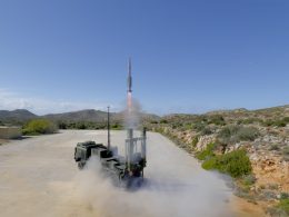 Die Luftwaffe hat das Luftverteidigungssystem IRIS-T SLM auf dem NATO-Schießplatz NAMFI auf Kreta zertifiziert. Nach dem ersten scharfen Schuss wurde das System in ein taktisches Übungsszenario mit Patriot- und Stinger-Einheiten eingebunden.