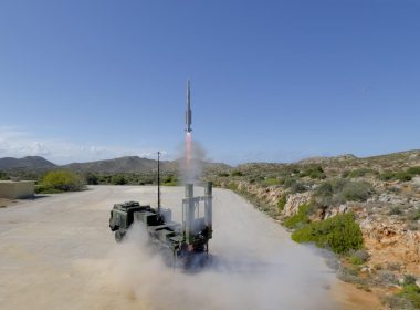 Die Luftwaffe hat das Luftverteidigungssystem IRIS-T SLM auf dem NATO-Schießplatz NAMFI auf Kreta zertifiziert. Nach dem ersten scharfen Schuss wurde das System in ein taktisches Übungsszenario mit Patriot- und Stinger-Einheiten eingebunden.
