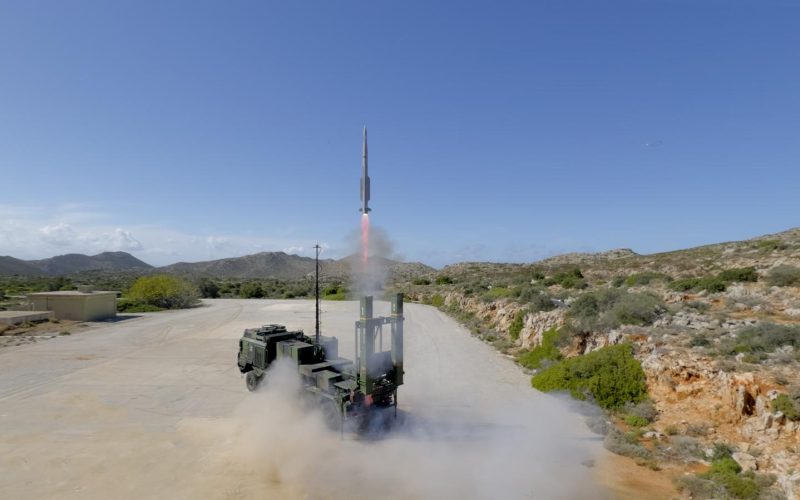 Die Luftwaffe hat das Luftverteidigungssystem IRIS-T SLM auf dem NATO-Schießplatz NAMFI auf Kreta zertifiziert. Nach dem ersten scharfen Schuss wurde das System in ein taktisches Übungsszenario mit Patriot- und Stinger-Einheiten eingebunden.
