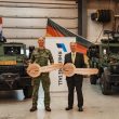 Rheinmetall hat die ersten Serienfahrzeuge der Luftlandeplattform CARACAL an die Beschaffungsbehörden Deutschlands und der Niederlande übergeben. Bis 2030 sollen mehr als 1.000 Fahrzeuge an die Bundeswehr gehen.