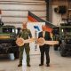 Rheinmetall hat die ersten Serienfahrzeuge der Luftlandeplattform CARACAL an die Beschaffungsbehörden Deutschlands und der Niederlande übergeben. Bis 2030 sollen mehr als 1.000 Fahrzeuge an die Bundeswehr gehen.
